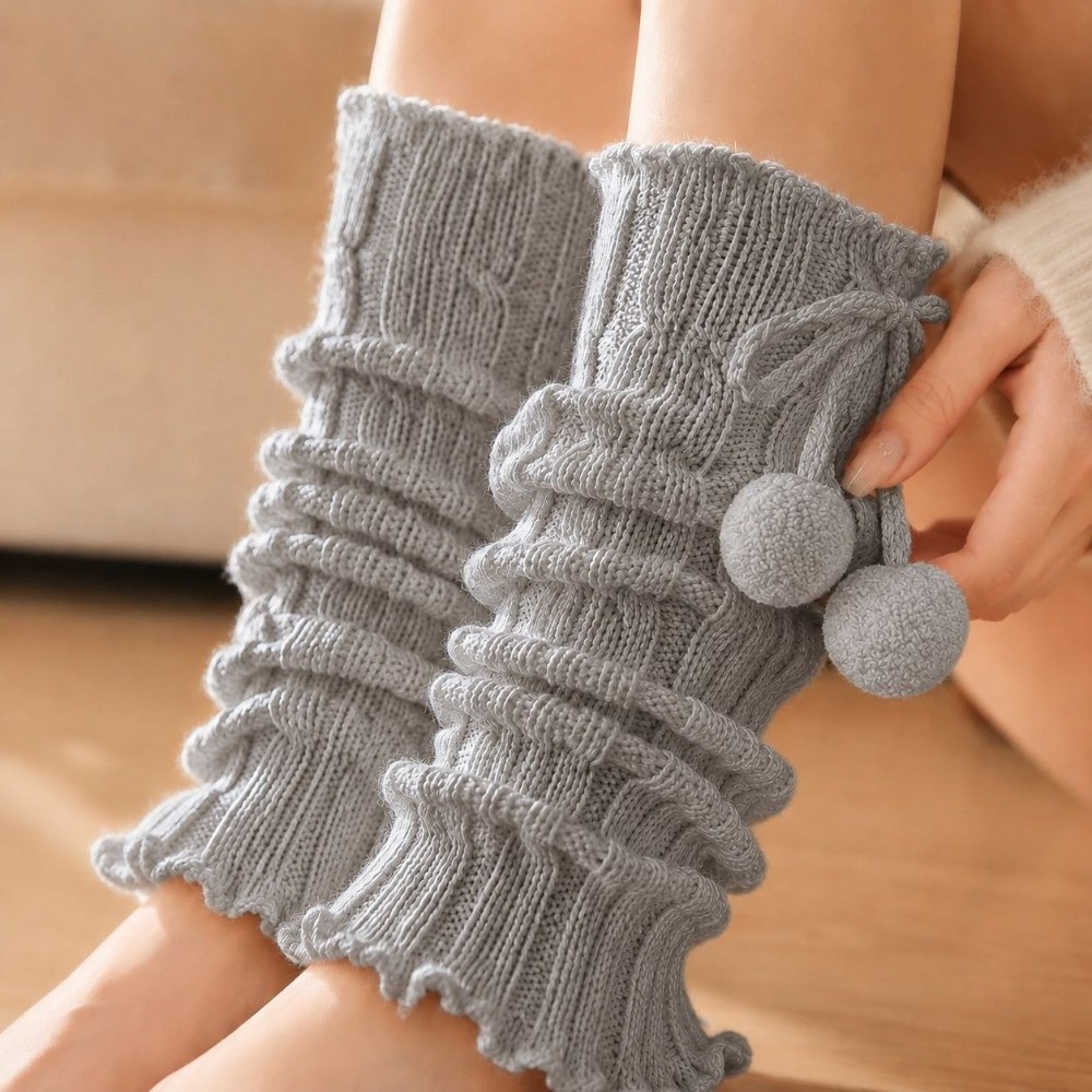 ニットレッグウォーマー、ケーブルニット柄、ふわふわのポンポン - Boot Sock Slouchy のレビューと価格